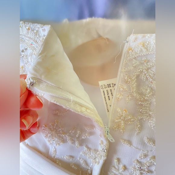 Size 0 Wedding Dress - Picture 9 of 17